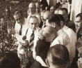 /album/fotogaleria/evita-llorando-abraza-a-peron-cabildo-abierto-22ago1951-jpg/